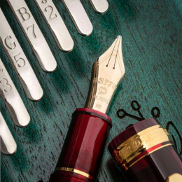 #3776 Century Stylo-plume Bourgogne Music nib dans le groupe Stylos / Stylo haute de gamme / Stylo à plume chez Pen Store (111643)