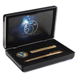 AG7 Limited Edition Apollo 7 50th Anniversary dans le groupe Stylos / Stylo haute de gamme / Stylo à bille chez Pen Store (111685)