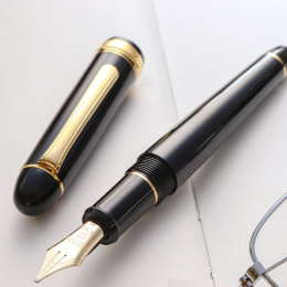 #3776 Century Stylo-plume Black Gold Trim Music nib dans le groupe Stylos / Stylo haute de gamme / Stylo à plume chez Pen Store (112519)