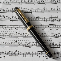 #3776 Century Stylo-plume Black Gold Trim Music nib dans le groupe Stylos / Stylo haute de gamme / Stylo à plume chez Pen Store (112519)