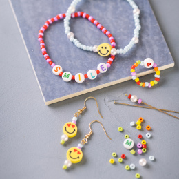 DIY Lot de perles Smileys dans le groupe Loisirs créatifs / Former / Bijoux à faire soi-même chez Pen Store (129997)