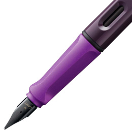 Safari Stylo-plume Violet Blackberry dans le groupe Stylos / Stylo haute de gamme / Stylo à plume chez Pen Store (131058_r)