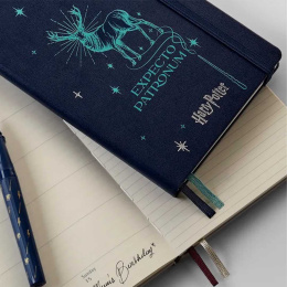 Hard Cover Notebook Large Harry Potter Expecto Patronum dans le groupe Papiers & Blocs / Écrire et consigner / Carnets chez Pen Store (132483)