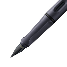 Safari Stylo-plume Steel Black dans le groupe Stylos / Stylo haute de gamme / Stylo à plume chez Pen Store (132985_r)