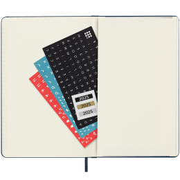 12M Daily Calendrier 2025 Hardcover Pocket Sapphire Blue dans le groupe Papiers & Blocs / Calendriers et agendas / Calendriers 12 mois chez Pen Store (133775)