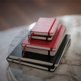 Calendrier 18M Daily Hard Cover Large Black dans le groupe Papiers & Blocs / Calendriers et agendas / Calendriers 18 mois chez Pen Store (135596)