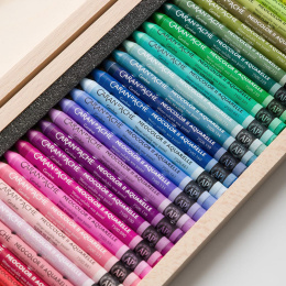 Neocolor II Aquarelle 50 years Wooden Box Set de 50 dans le groupe Matériels d'artistes / Couleurs de l'artiste / Pastels / Pastels à la cire chez Pen Store (135633)