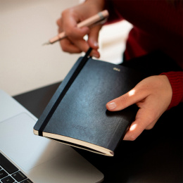 Calendrier 12M Weekly Notebook 2026 Softcover Large Black dans le groupe Papiers & Blocs / Calendriers et agendas / Calendriers 12 mois chez Pen Store (136111)