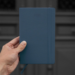Calendrier 12M Weekly Notebook 2026 Softcover Large Sapphire Blue dans le groupe Papiers & Blocs / Calendriers et agendas / Calendriers 12 mois chez Pen Store (136114)