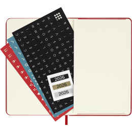 Calendrier 12M Weekly Notebook 2026 Hardcover Pocket Red dans le groupe Papiers & Blocs / Calendriers et agendas / Calendriers 12 mois chez Pen Store (136123)