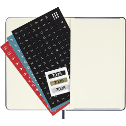 Calendrier 12M Weekly Notebook 2026 Hardcover Pocket Sapphire Blue dans le groupe Papiers & Blocs / Calendriers et agendas / Calendriers 12 mois chez Pen Store (136125)