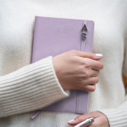 Calendrier 12M Daily 2026 Hardcover Large Pastel Lilac dans le groupe Papiers & Blocs / Calendriers et agendas / Calendriers 12 mois chez Pen Store (136133)