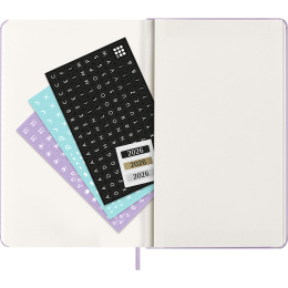 Calendrier 12M Daily 2026 Hardcover Large Pastel Lilac dans le groupe Papiers & Blocs / Calendriers et agendas / Calendriers 12 mois chez Pen Store (136133)