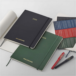 Calendrier 12M Weekly Vertical 2026 Hardcover XXL Myrtle Green dans le groupe Papiers & Blocs / Calendriers et agendas / Calendriers 12 mois chez Pen Store (136135)