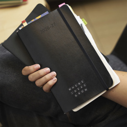 Calendrier 18M Daily Hard Cover Large Black dans le groupe Papiers & Blocs / Calendriers et agendas / Calendriers 18 mois chez Pen Store (137016)