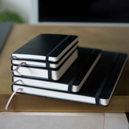 Calendrier 12M Monthly 2027 Softcover XL Black dans le groupe Papiers & Blocs / Calendriers et agendas / Calendriers 12 mois chez Pen Store (137441)