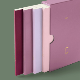 Calendrier Quarterly Planner 2027 Shades of Rose dans le groupe Papiers & Blocs / Calendriers et agendas / Calendriers 12 mois chez Pen Store (137524)
