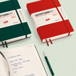 Calendrier Daily Planner 2027 A5 Forest Green dans le groupe Papiers & Blocs / Calendriers et agendas / Calendriers 12 mois chez Pen Store (137531)