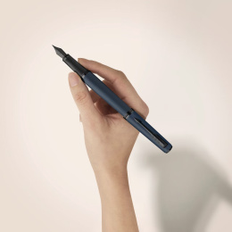 Meridian Blue/Black Stylo-plume dans le groupe Stylos / Stylo haute de gamme / Stylos de luxe chez Pen Store (138335_r)